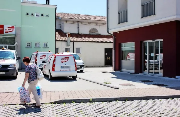 Dolgoročno nameravajo knjižnico urediti v nekdanji kinodvorani, zdaj stisnjeni med Šanpierom in zavarovalnico, ki pa 
je pred letom 2017 ne bodo obnavljali. 