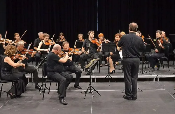    Obalni komorni orkester pod vodstvom Patrika Grebla na 
Poletnem koncertu v koprski dvorani Sv. Frančiška Asiškega. 