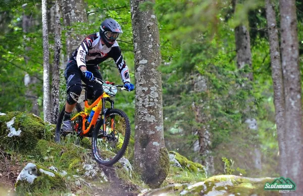 Na kolesarski   tekmi enduro je zaradi tehničnih okvar odstopilo nekaj tekmovalcev, poškodb 
pa k sreči ni bilo.