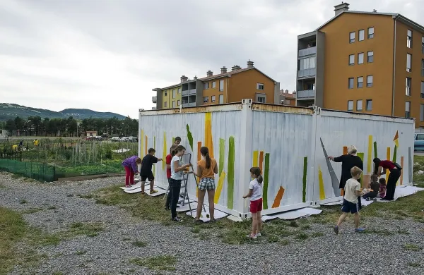 Zabojnik za spravilo orodja ob vrtičkih za Kresnicami je dobil 
novo podobo.