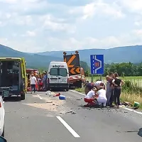 Malo pred 14. uro se je na odseku hitre ceste  med priključkom Ajdovščina in izvozom Vipava, pod Zemonom,  se 
zgodila prometna nesreča.