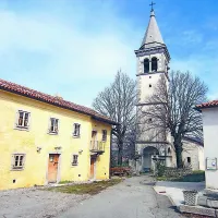 Trg v spomeniško zaščiteni vasici Škocjan prej, ko je bil delno 
asfaltiran, delno posut z gramozom  ... 

