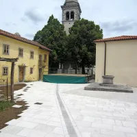  ... in po tlakovanju s strojno rezanimi tlakovci ter 30-centimetrsko železobetonsko  podlago. 



