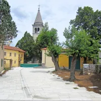 Na novo tlakovani trg v vasici Škocjan