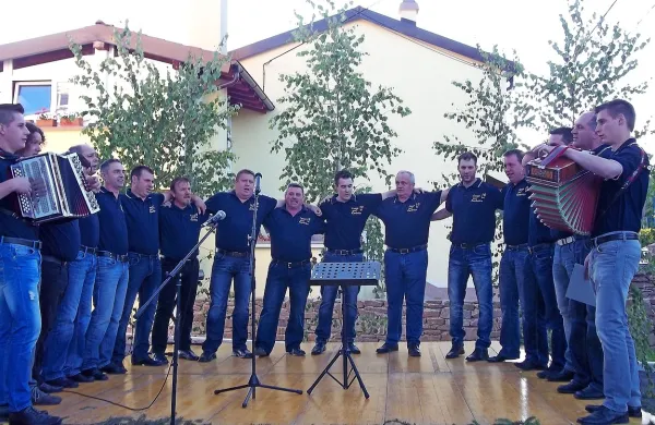 Fantje spod Karlovice so zapeli tudi ob zvokih dveh frajtonaric.
