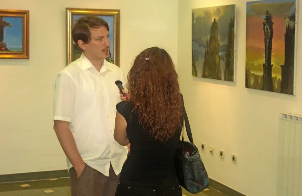 Slikar Rok Slana svoja dela razstavlja v galeriji Doma na 
Vidmu.  