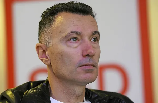 Eden vidnejših obrazov ob ustanavljanju SMC Bojan Dobovšek je izstopil iz poslanske skupine največje vladne 
stranke, so potrdili v poslanski skupini.
