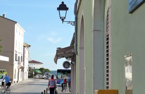 Na območju piranske občine so zamenjali 2700 svetilk in 
žarnic, ki prej niso zadoščale zahtevam uredbe o svetlobnem 
onesnaževanju. 