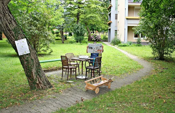 V Lavričevi knjižnici ponujajo letno branje pod krošnjami ob 
reki Hubelj.