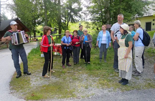  Izhodišče poti na Kopo  Pri Raspetu, kjer domačini s Katro sprejmejo pohodnike na rednih junijskih vodenih pohodih.