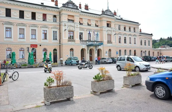 Trg, ki simbolično povezuje Gorici, podobno simbolično 
ločujejo korita, ob katerih parkirajo avtomobili. Občini zdaj 
iščeta rešitev, kako trg urediti, da bo dobil svoj pomen. 