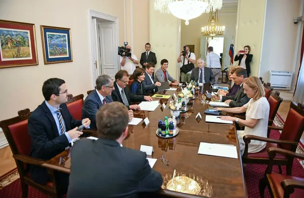 Vodje poslanskih skupin in predsednik države Borut Pahor so 
izmenjali mnenja o postopku izbire kandidatov za sodnika v 
Strasbourgu.