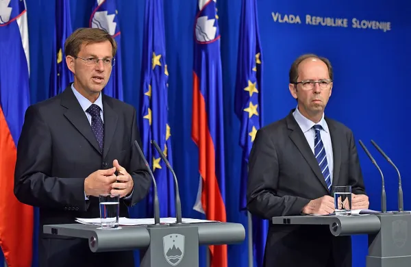 Predsednik vlade Miro Cerar in finančni minister Dušan 
Mramor