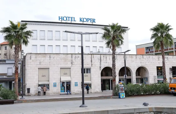 V nepremičninski agenciji so za nakup Hotela Koper prejeli 
sedem nezavezujočih ponudb. Med njimi sta tudi Grafistova 
in ponudba podjetnika Aleša Piščanca. 