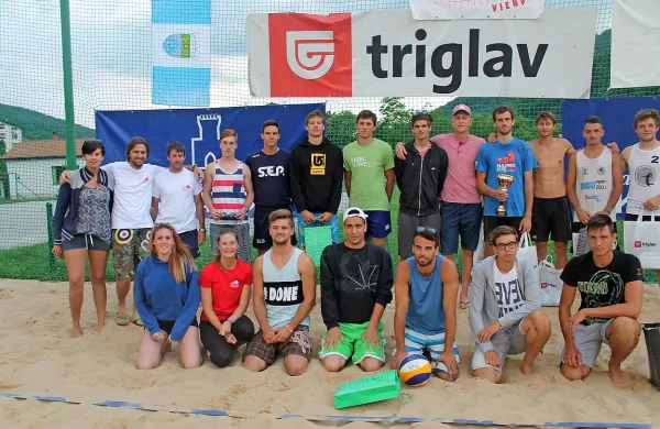 Po pokalu Kanala so tekmeci  in organizatorji obkrožili zmagovalca, člana VC Portorož  
Klemena Ponikvarja (v modrem, s pokalom ) in Lea Mohoriča (desno ob njem). 

