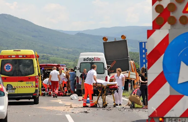 Reševalci so po nesreči na vipavski hitri cesti oskrbeli dva 
poškodovana in ju odpeljali v bolnišnico. 