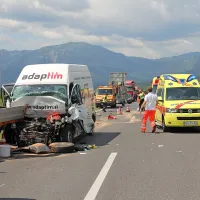 Voznik kombija je očitno spregledal Darsovo vozilo, ki je 
voznike zaradi nesreče usmerjalo na drugi pas.