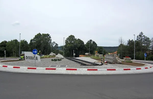 Novemu krožišču pred Divačo zlobni jeziki pravijo “divaški 
minimundus”.