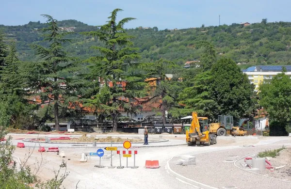 Delavci končujejo z urejanjem krožišča med Dolinsko cesto in 
Ulico Istrskega odreda.