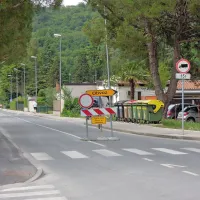 Usmerjevalna tabla je v Ulici Istrskega odreda in voznike 
usmerja na Oljčno pot.
