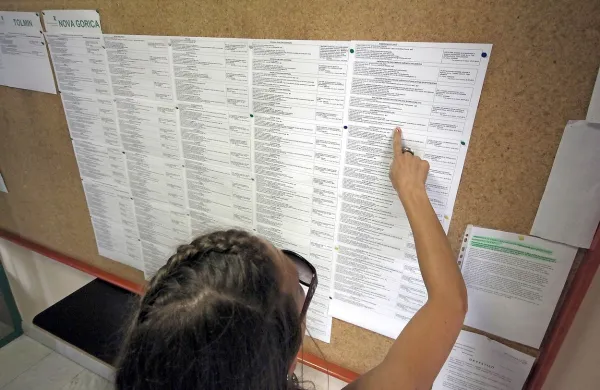 Ob koncu junija je bilo na Zavodu  za zaposlovanje registriranih 110.245 brezposelnih oseb. 