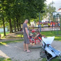 Na Brajdo prihajajo tudi starši z otroki, mimo vodi varna pot v šolo.