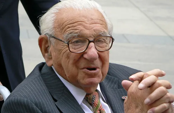  Britanec Nicholas Winton je v Pragi pred nacisti rešil 669 
judovskih otrok.