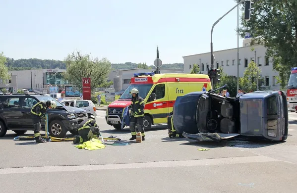 Včeraj popoldne je močno počilo v semaforiziranem križišču 
v Kromberku. 