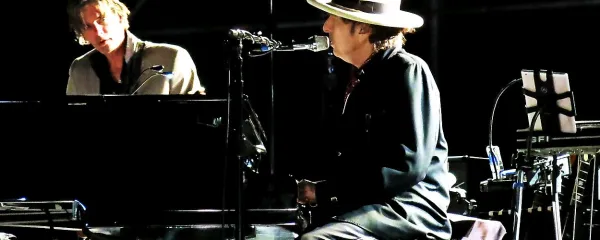  Bob Dylan je tudi v San Danieleju igral samo klavir in orglice, kitare pa se ni dotaknil. Na fotografiji ob njem glavni 
kitarist Charlie Sexton. 