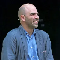 Pogumni Roberto Saviano je na mestnem trgu govoril o 
nevarnostih svobode in se množici zahvalil, da ga je 
pripravljena poslušati v še tako hudem nalivu.