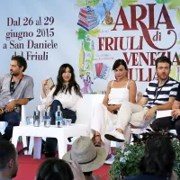 Največ mladostnih vriskov  so sprožili igralci (z leve) Claudio Santamaria, Sabrina Impacciatore, Mia Benedetta, Alessandro Roja in pa najpopularnejši, Stefano Accorsi.