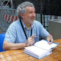 Matematik, filozof in publicist Piergiorgio Odifreddi med 
deljenjem avtogramov 