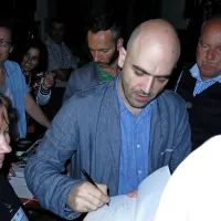 Saviano je razdelil nekaj avtogramov, zatem pa je v spremstvu varnostnikov in policistov  švignil v limuzino.  