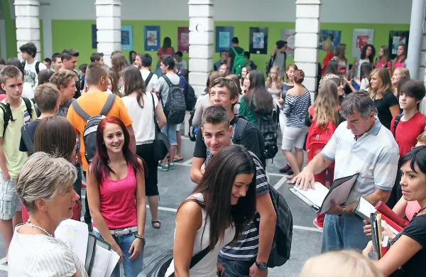 Ministrstvo za izobraževanje, znanost in šport bo danes na 
svoji spletni strani objavilo število še prostih mest za vpis v 1. 
letnik posameznih srednješolskih programov po šolah.