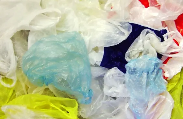 Slovenci na leto porabimo med 130 in 150 plastičnih vrečk.