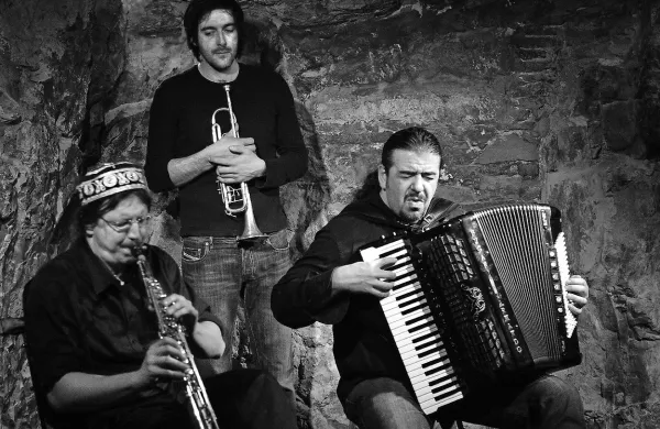 Jutrišnji večer bo odprl pianist Dario Carnovale s kontrabasistom Lorenzom Contejem, za njima pa bo nastopil 
Etnoploč trio (na fotografiji). 