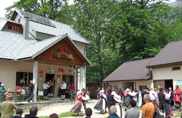 Pri koči večkrat pripravijo družabne dogodke. 