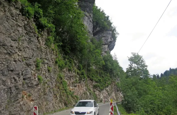 Izvajalca za nujno razstrelitev razpokanega  previsnega skalovja nad pol zaprtim odsekom 
ceste v Zali še nimajo.