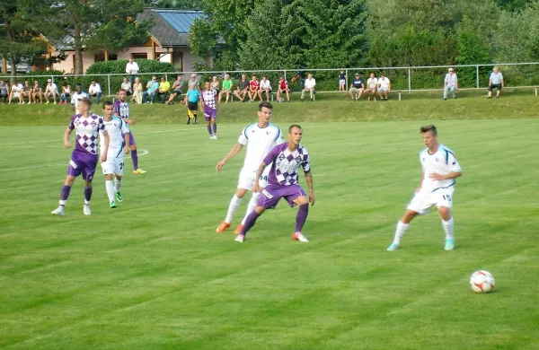 Med mladimi goriškimi upi, ki so igrali proti celovški Austrii, je 
že od prve  minute dobil priložnost tudi Jan Humar (desno).