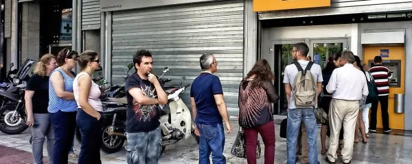 Grki z bankomatov lahko dnevno dvignejo 60 evrov. Zato tudi vrste pred njimi.