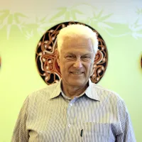 Howard Straus: “Tudi sam preventivno vsak dan uporabljam kavni  klistir. Star sem 72 let in nimam nobene kronične ali akutne 
bolezni. Ne obiskujem zdravnika; pravzaprav nimam niti zdravstvenega zavarovanja.”