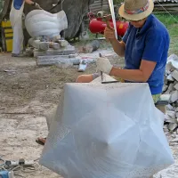 Eileen MacDonagh (spredaj)  je z veseljem ugotovila, da je 
kraški apnenec gostejši od irskega in zato omogoča več 
detajlov.