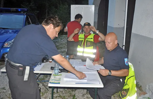 Pred vhodom v jamo je reševalno akcijo spremljal krizni štab 
jamarske reševalne službe.