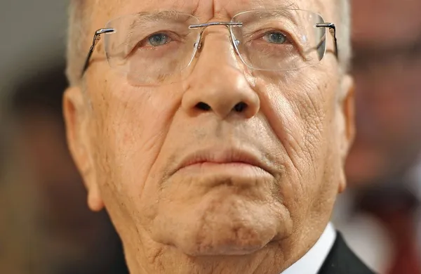 Predsednik Tunizije Beji Caid Essebsi je  v državi razglasil 
izredne razmere.