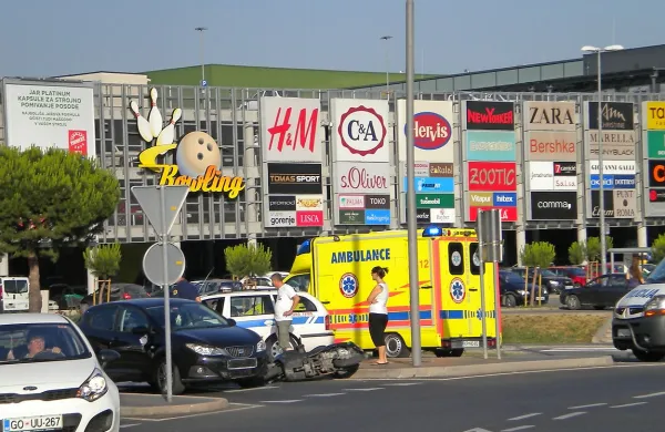 Z avtom zbila skuterista, z motorjem oplazil kolesarja