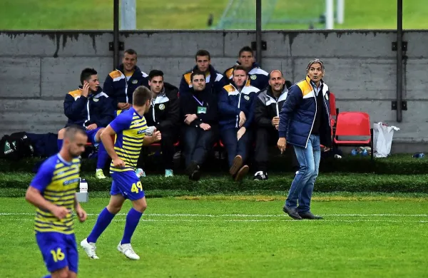Strelec Matej Pučko (št. 49) je s klopi dobil navodila trenerja 
Rodolfa Vanolija.