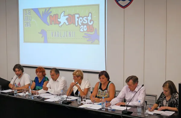 Okroglo mizo je organiziral Klub študentov Sežana ob odprtju 
festivala Mladifest. Debato je povezovala Erika Čigon.