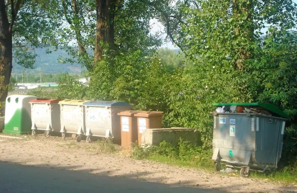  Po novem na ekoloških otokih ne bo več zabojnikov za 
plastično embalažo in ostanek odpadkov, saj bodo ti v 
vsakem gospodinjstvu.