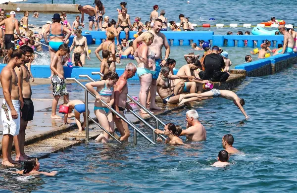 Do srede bo po nižinah sredi dneva in popoldne velika 
toplotna obremenitev. Ohladitev v morju je prav dobrodošla.