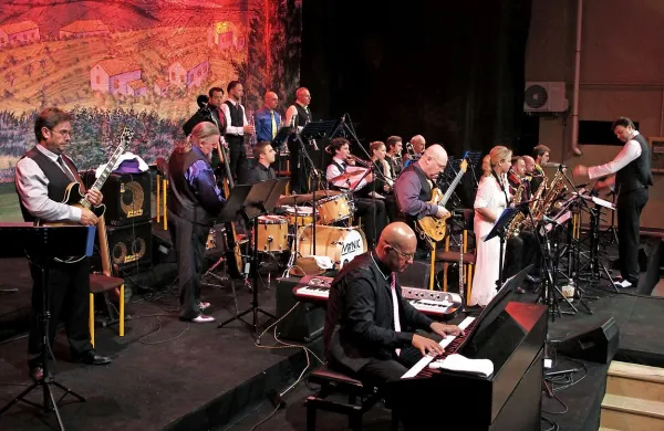 Big bend  Gone with the Swing iz Krmina je v soboto na festivalu predstavil prav za to 
priložnost napisano skladbo Daddies come to MareziJazz. 